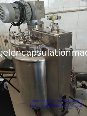 L'eau posée de fabrication de la machine trois de capsule baignent le réservoir d'alimentation de gélatine